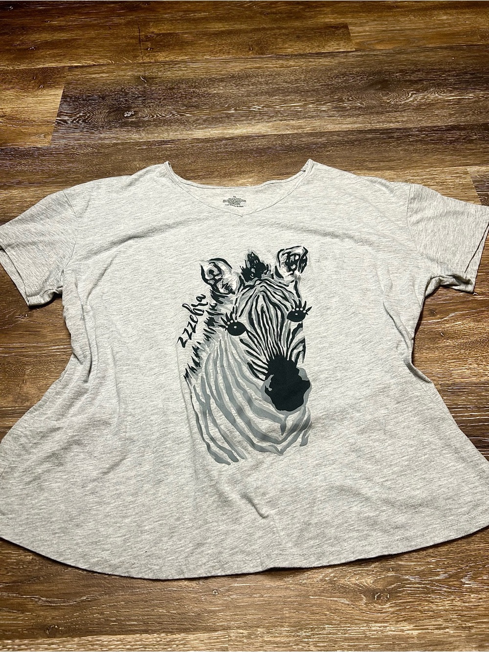 Y2K Zebra Graphic Gray V-Neck Tee XL 🦓
